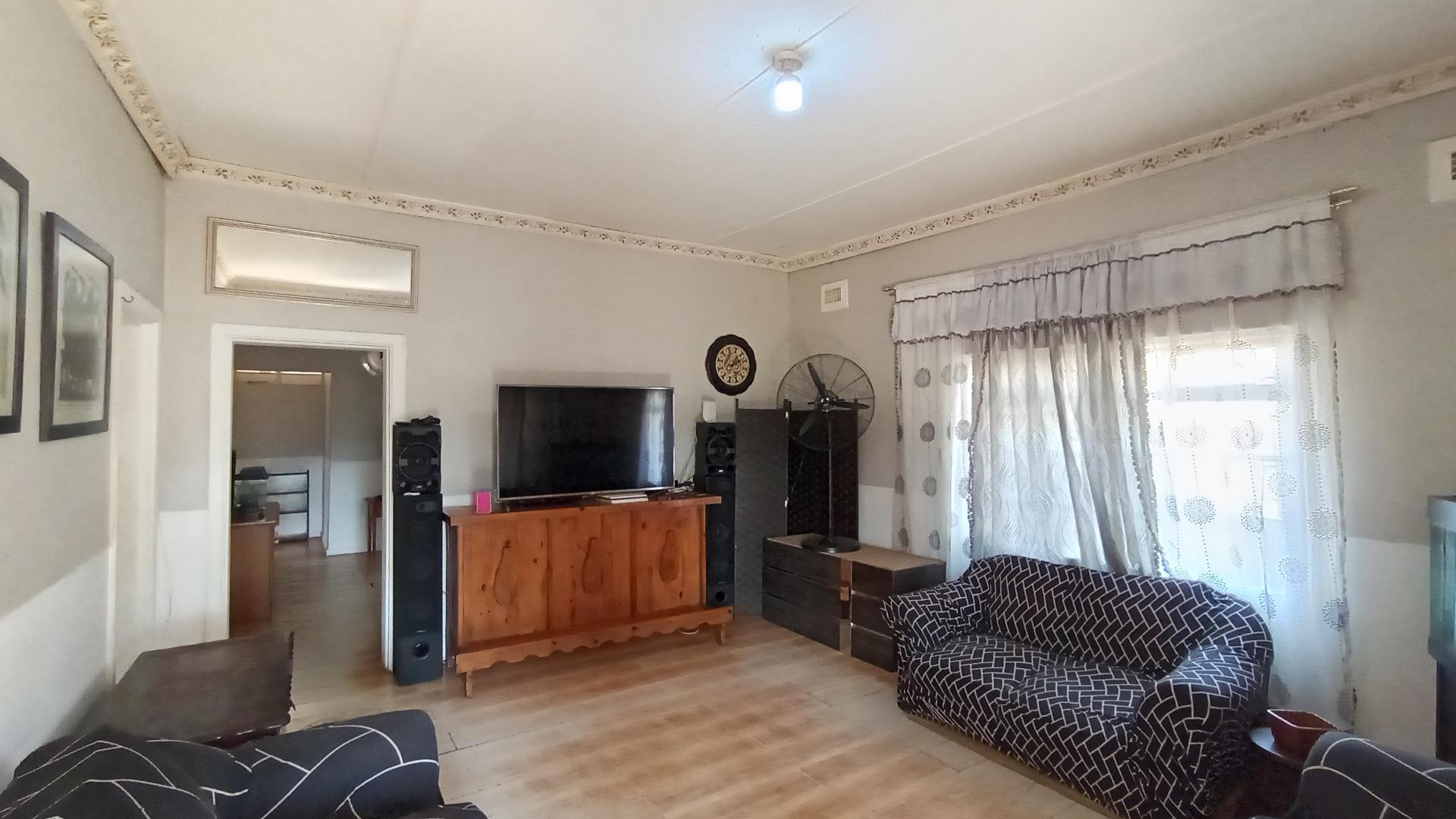 Lounges - 27 square meters of property in Blackridge