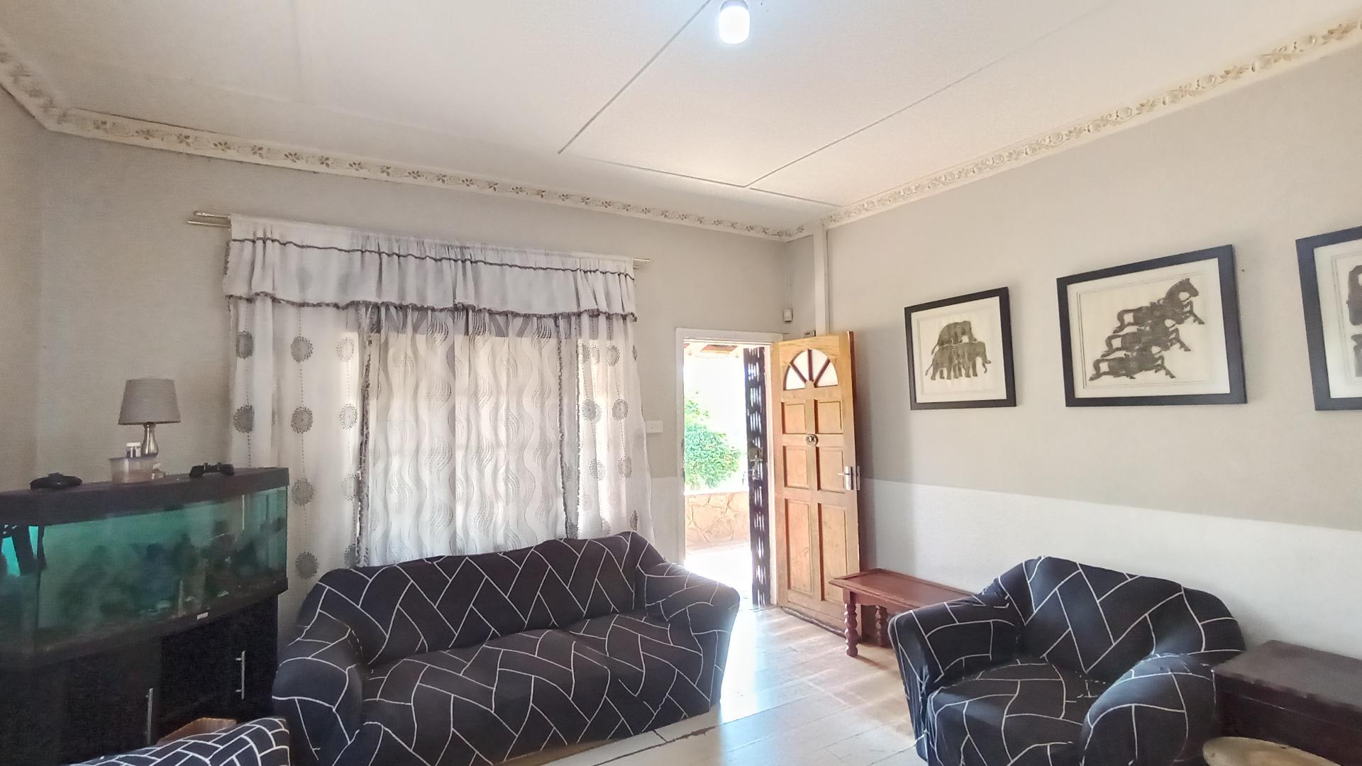 Lounges - 27 square meters of property in Blackridge