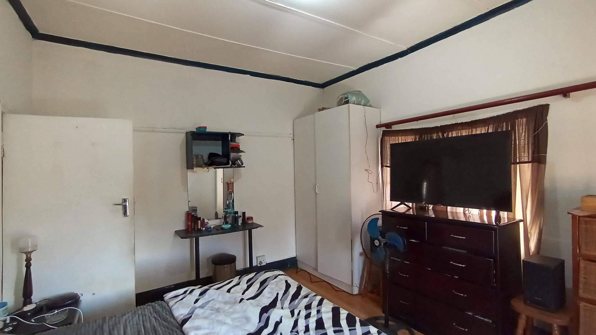 Bed Room 1 - 21 square meters of property in Blackridge