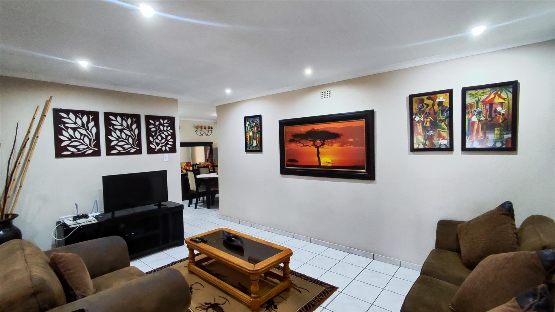 Lounges - 21 square meters of property in Van Riebeeckpark