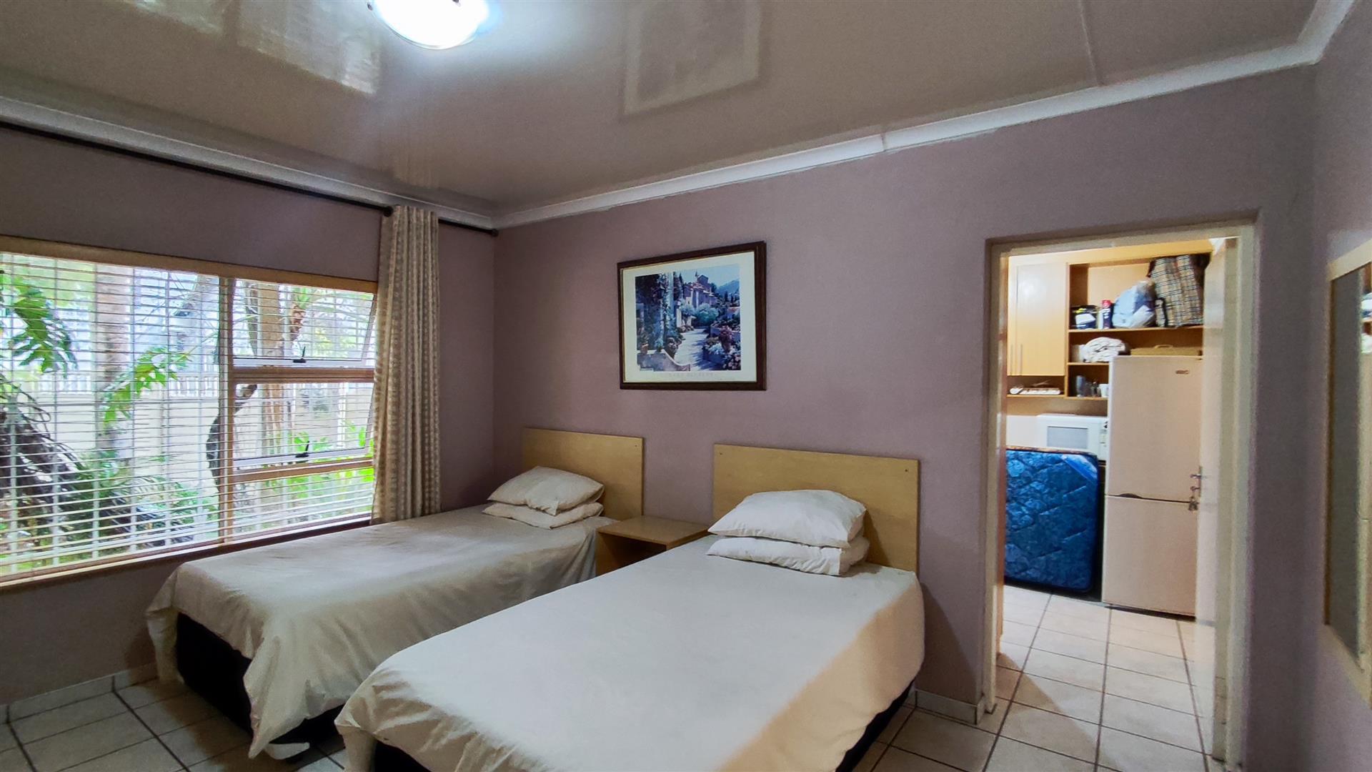 Bed Room 1 - 13 square meters of property in Van Riebeeckpark