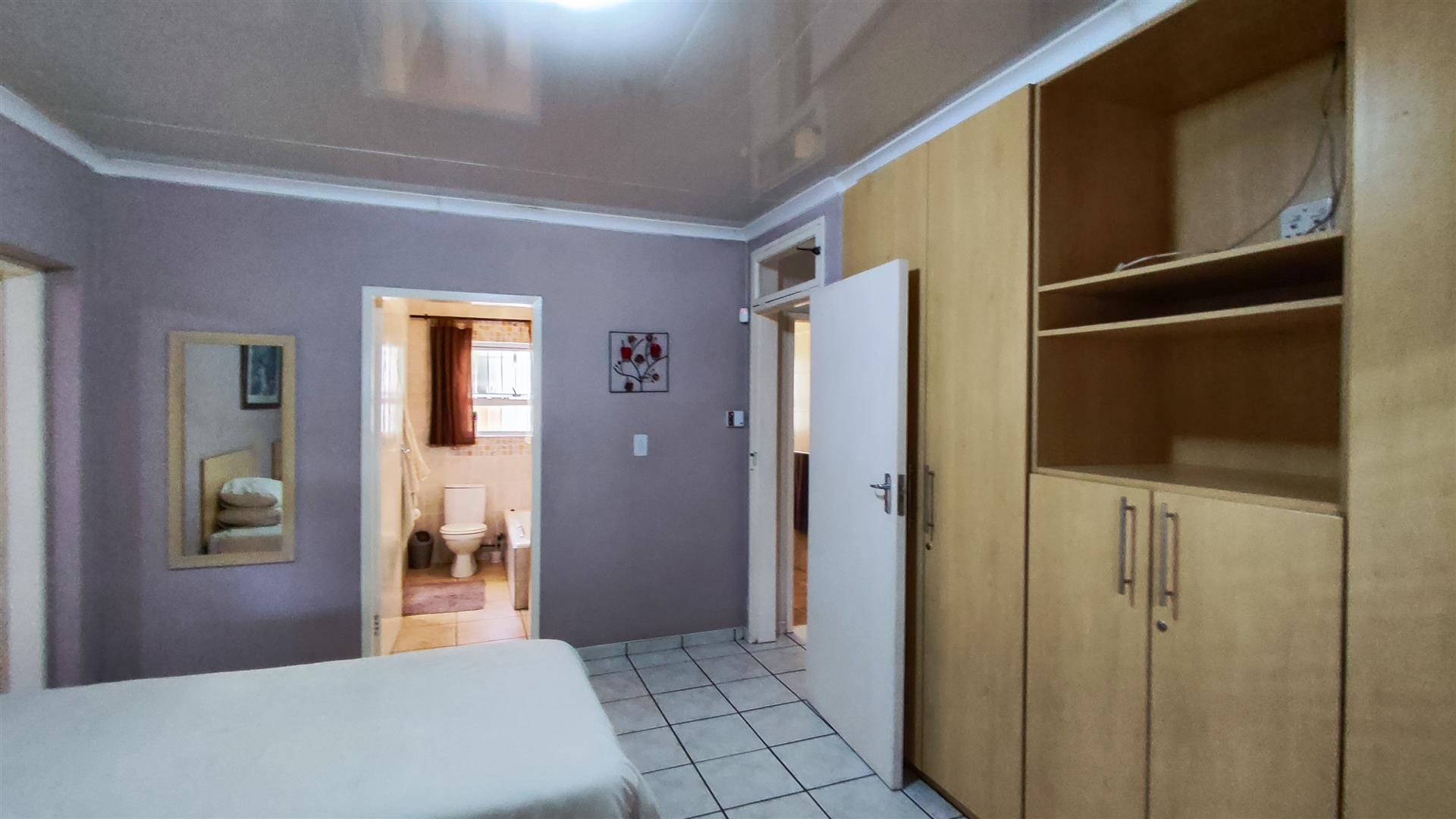 Bed Room 1 - 13 square meters of property in Van Riebeeckpark