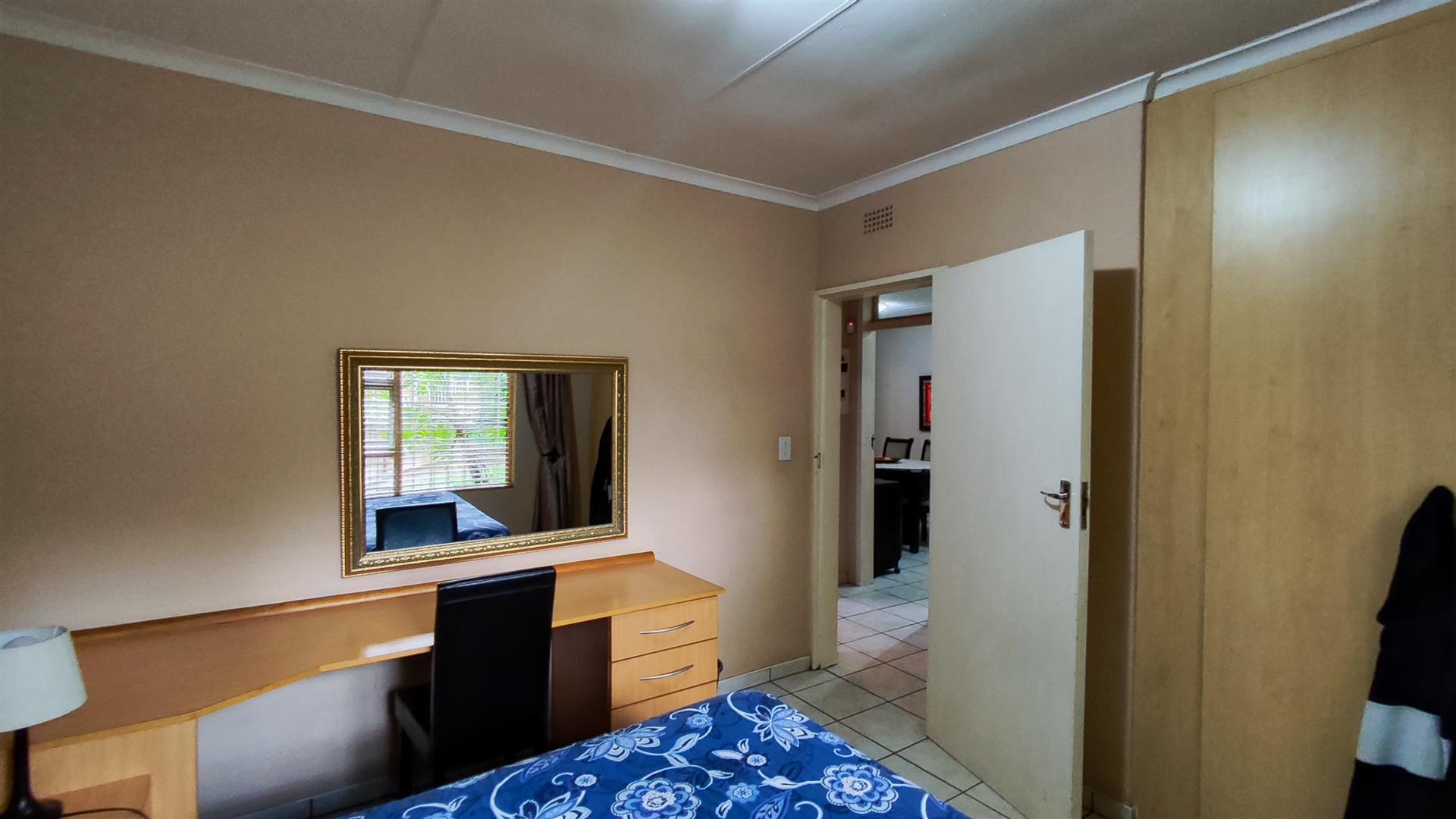 Bed Room 2 - 14 square meters of property in Van Riebeeckpark