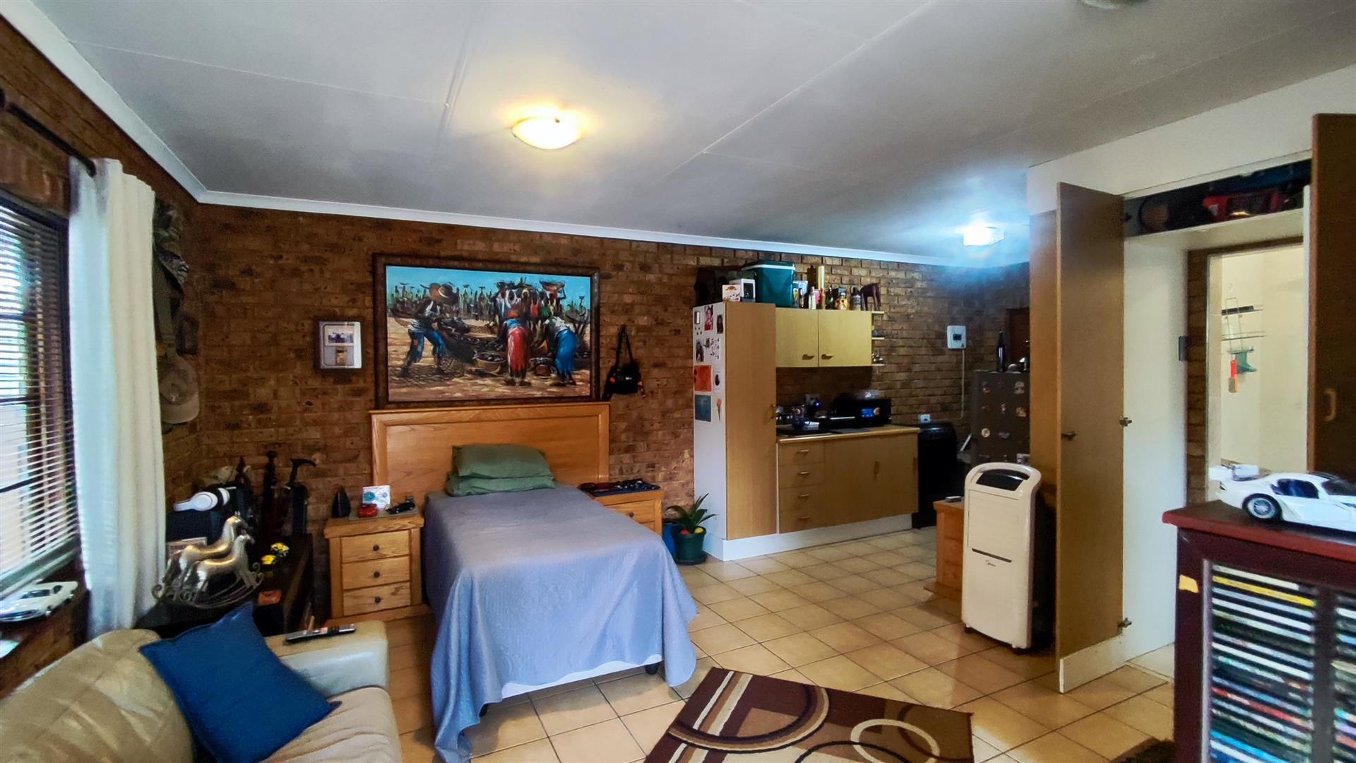 Bed Room 1 - 13 square meters of property in Van Riebeeckpark