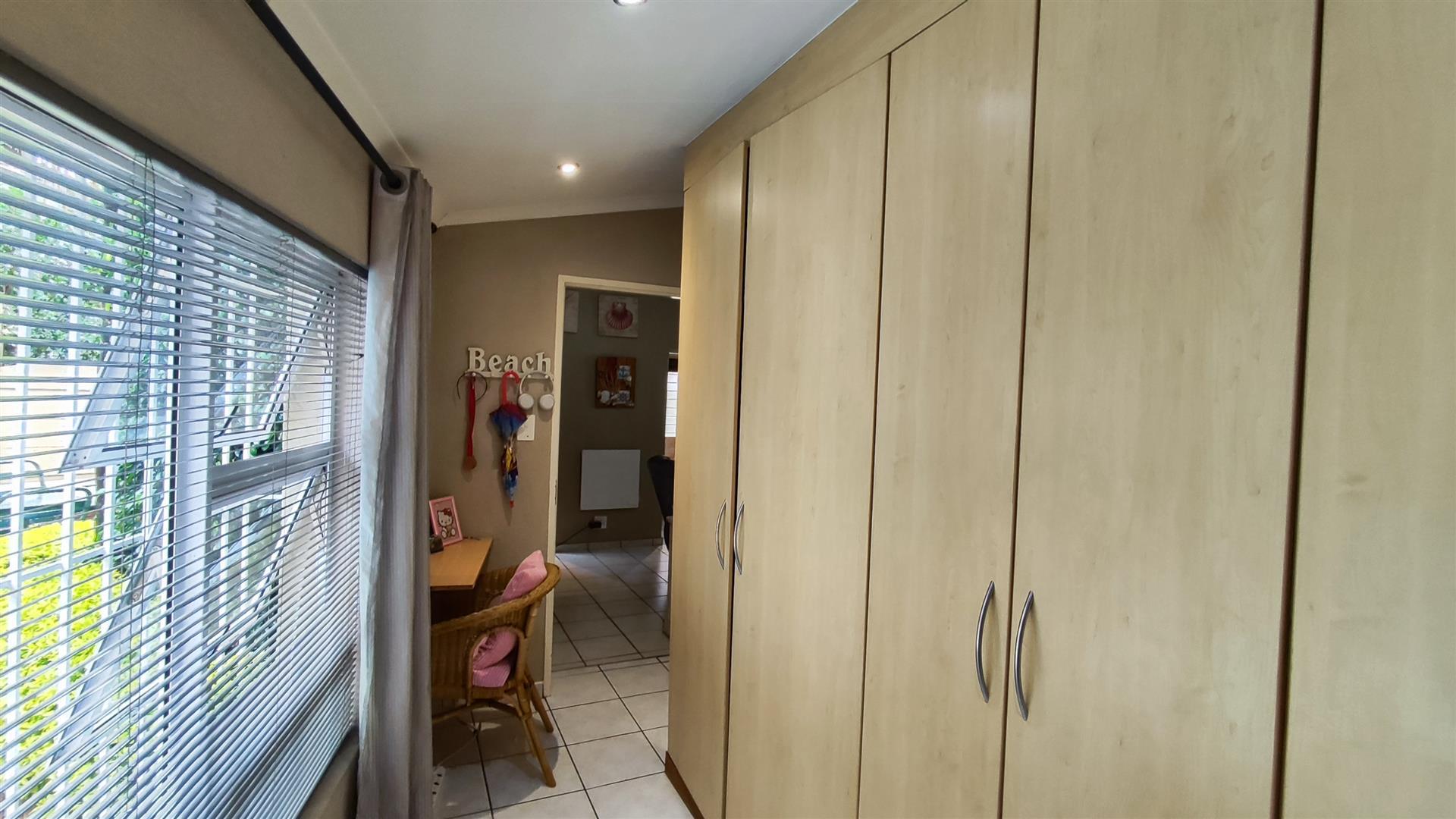 Bed Room 2 - 14 square meters of property in Van Riebeeckpark