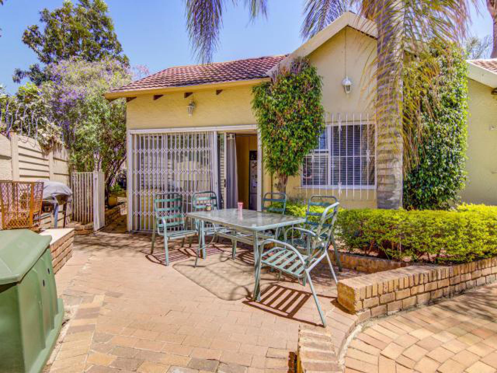 Flatlet - 114 square meters of property in Van Riebeeckpark