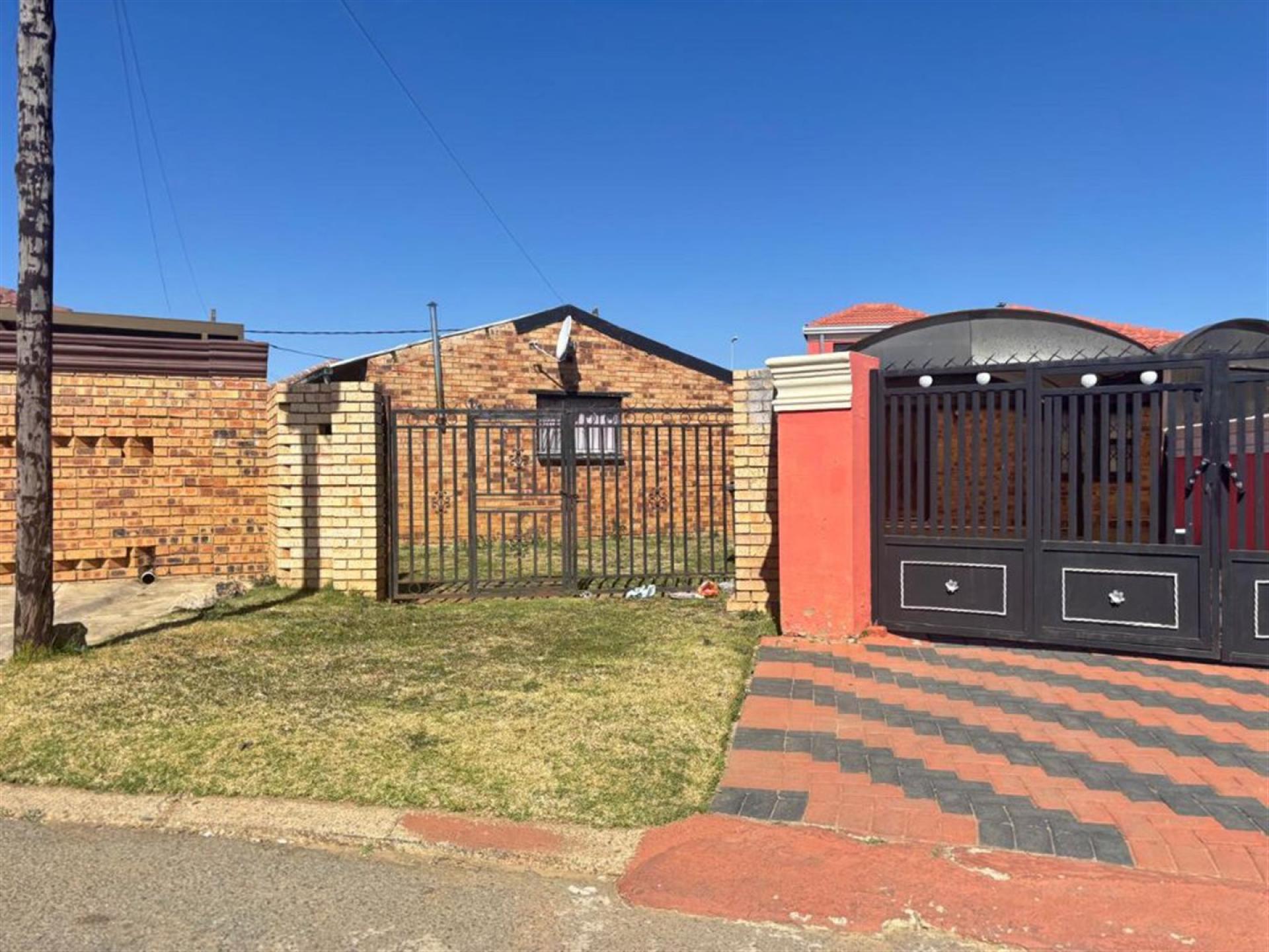 Front View of property in Dobsonville