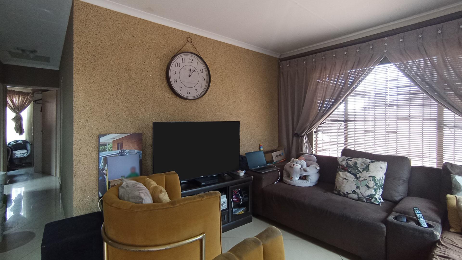 Lounges - 13 square meters of property in Soshanguve East