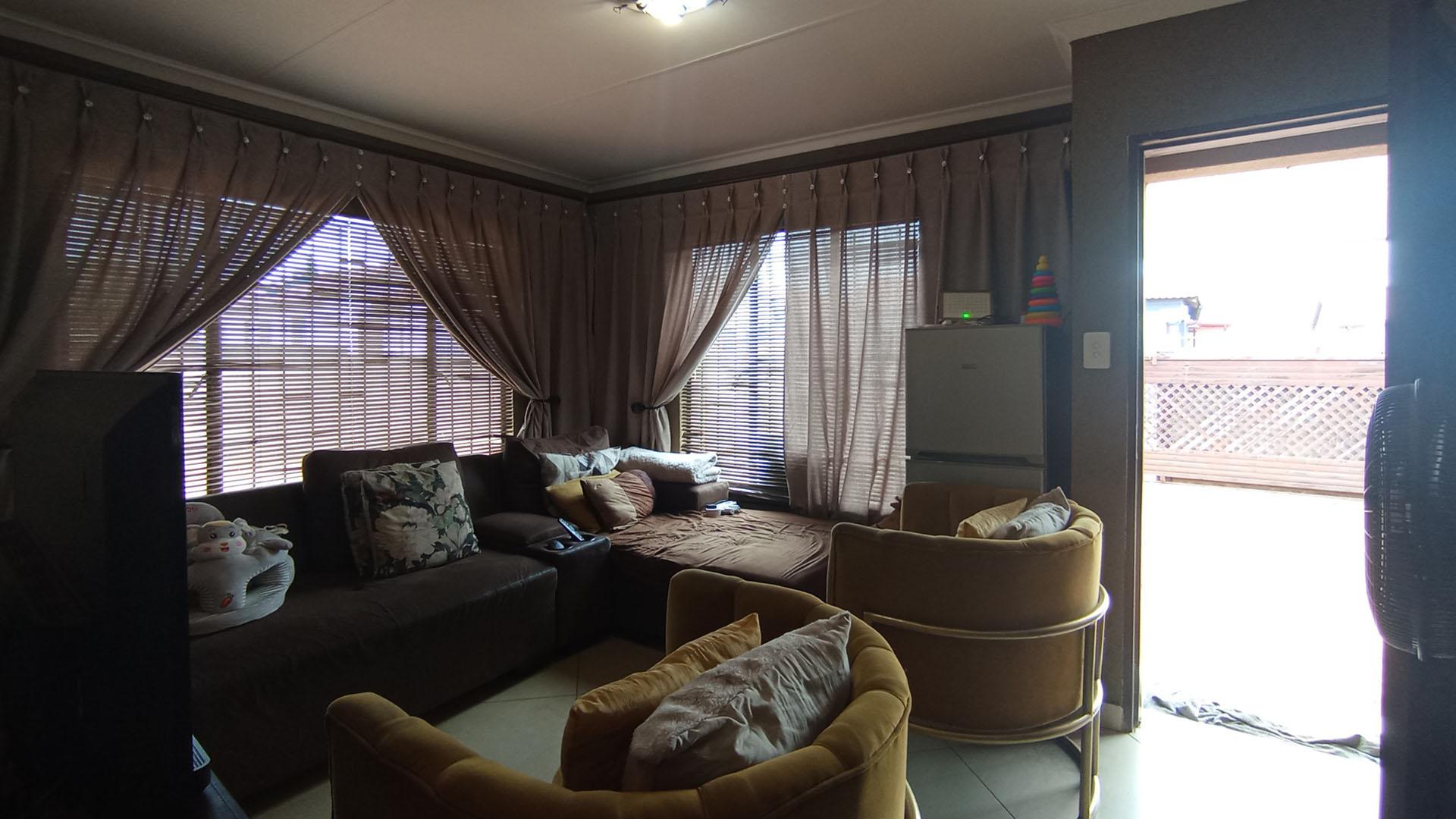 Lounges - 13 square meters of property in Soshanguve East