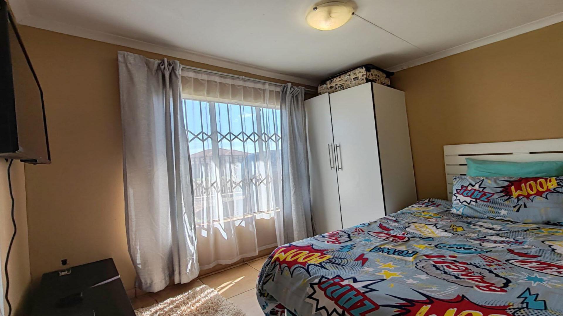 Bed Room 1 of property in Crystal Park