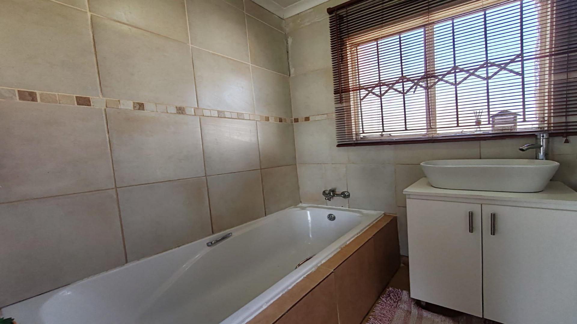 Bathroom 1 of property in Crystal Park