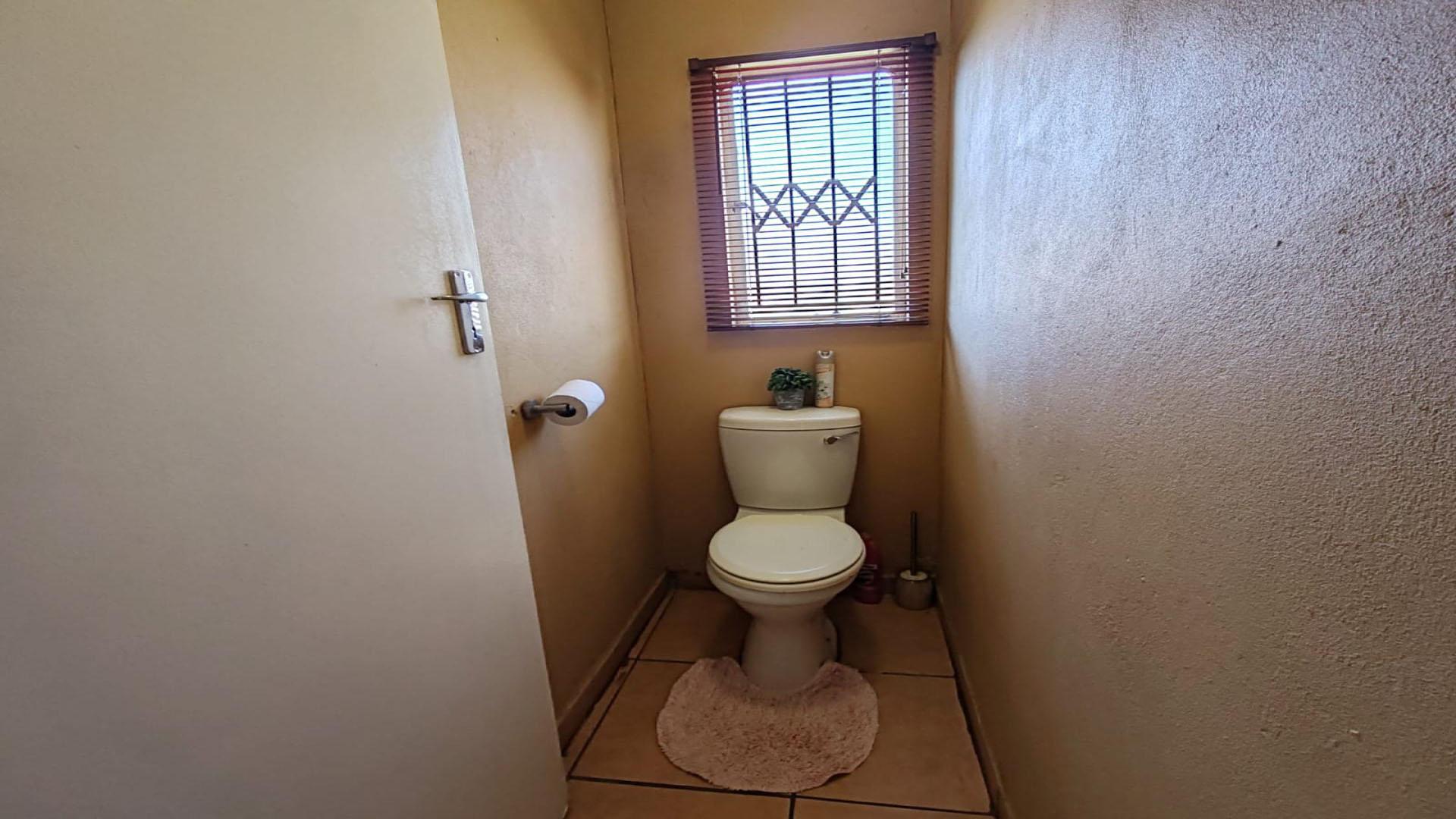 Bathroom 2 of property in Crystal Park