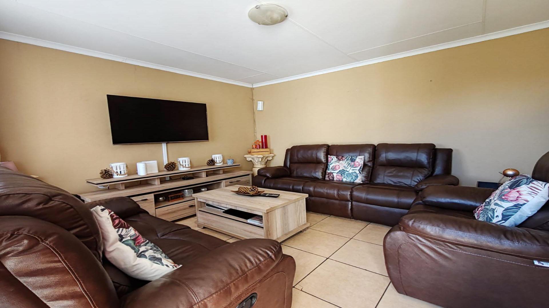 Lounges of property in Crystal Park