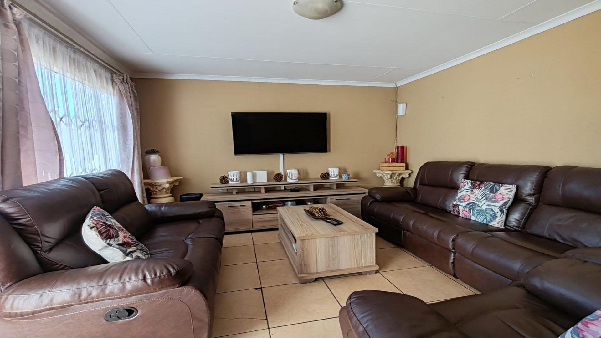 Lounges of property in Crystal Park