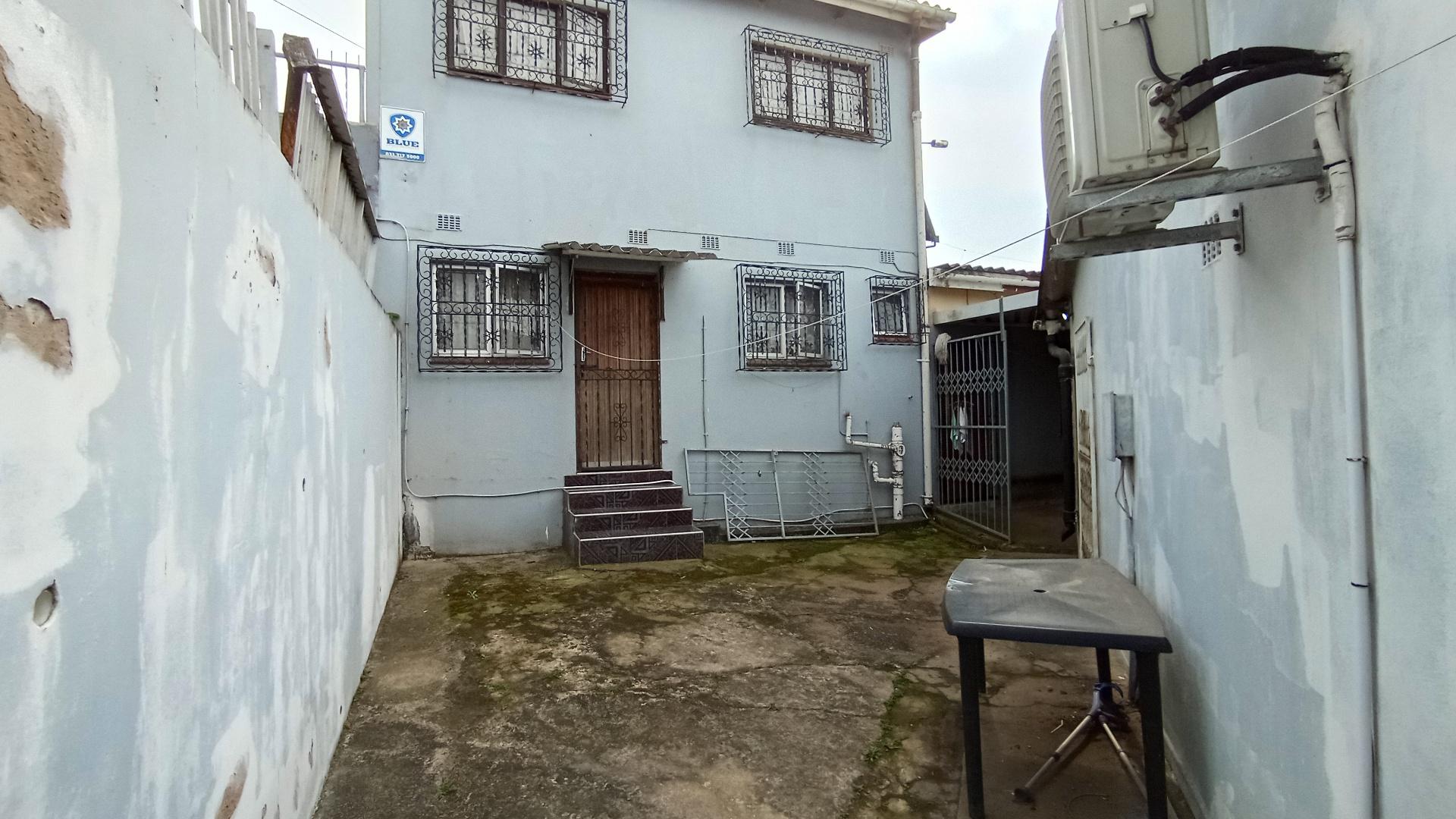 Front View of property in Crossmoor