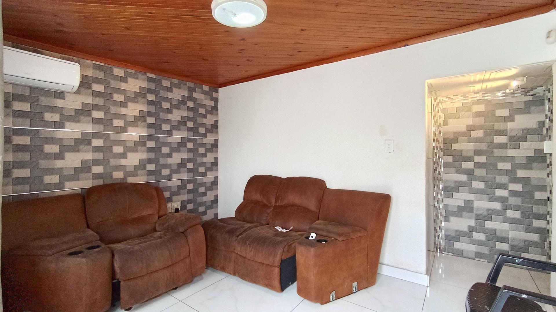 Lounges - 14 square meters of property in Crossmoor