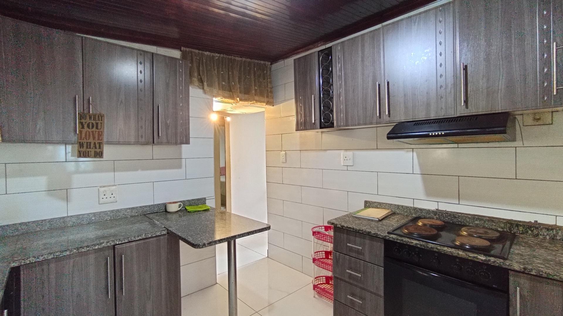 Kitchen - 14 square meters of property in Crossmoor