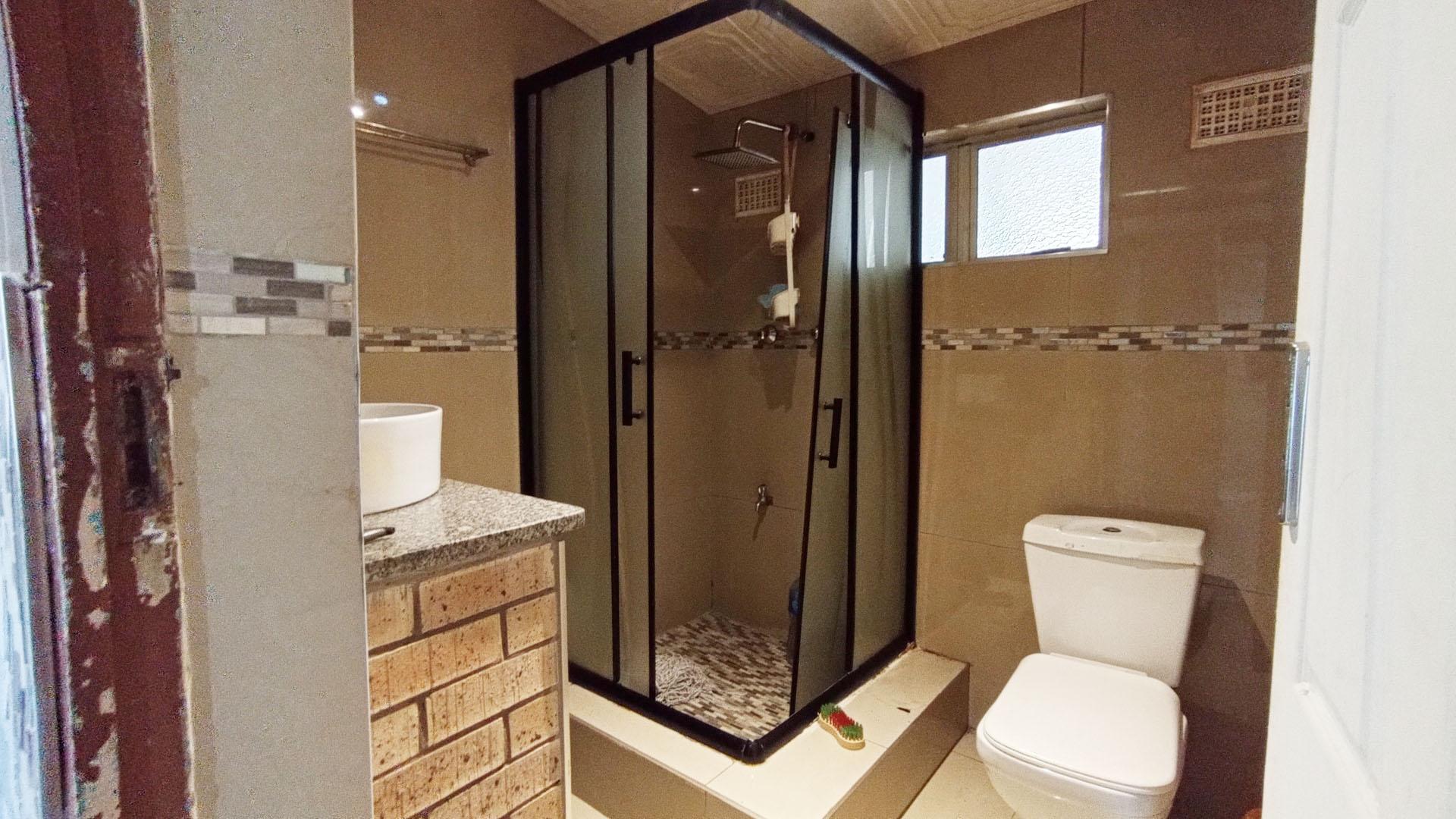 Bathroom 1 - 5 square meters of property in Crossmoor