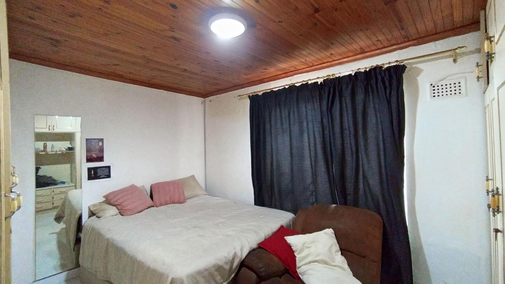 Bed Room 2 - 14 square meters of property in Crossmoor