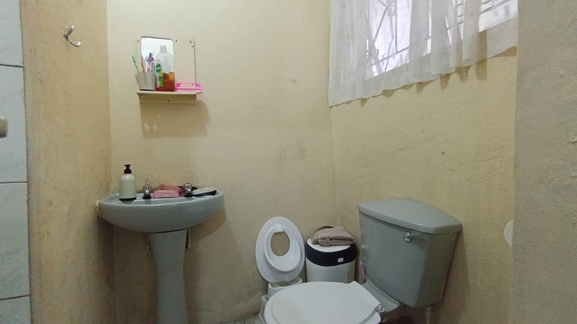 Bathroom 2 - 4 square meters of property in Crossmoor