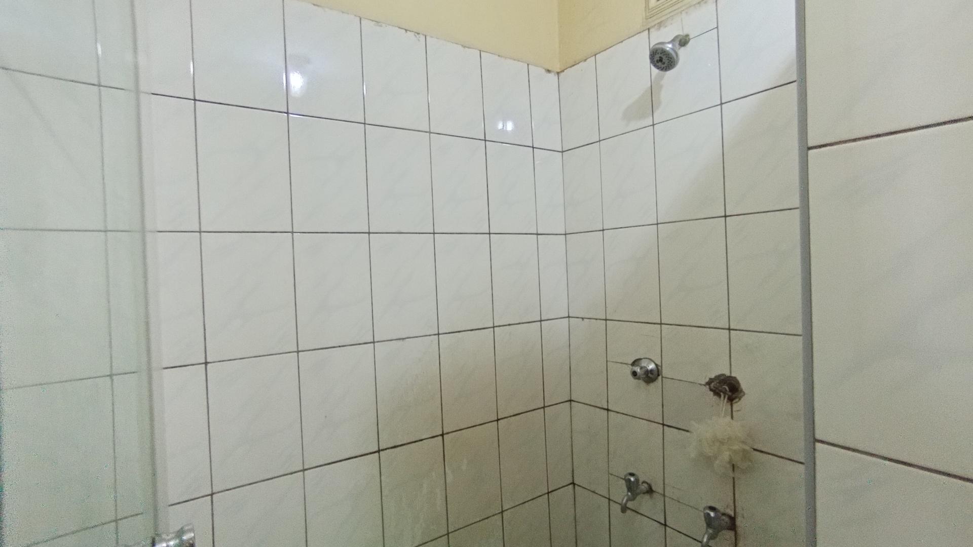 Bathroom 2 - 4 square meters of property in Crossmoor