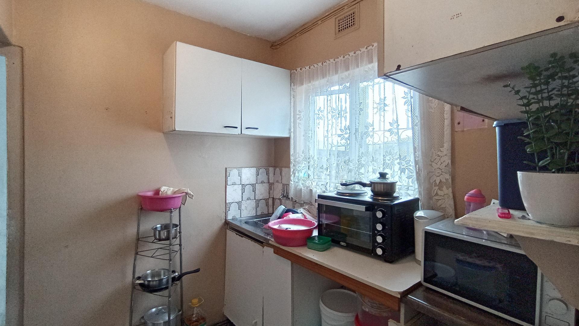 Kitchen - 14 square meters of property in Crossmoor