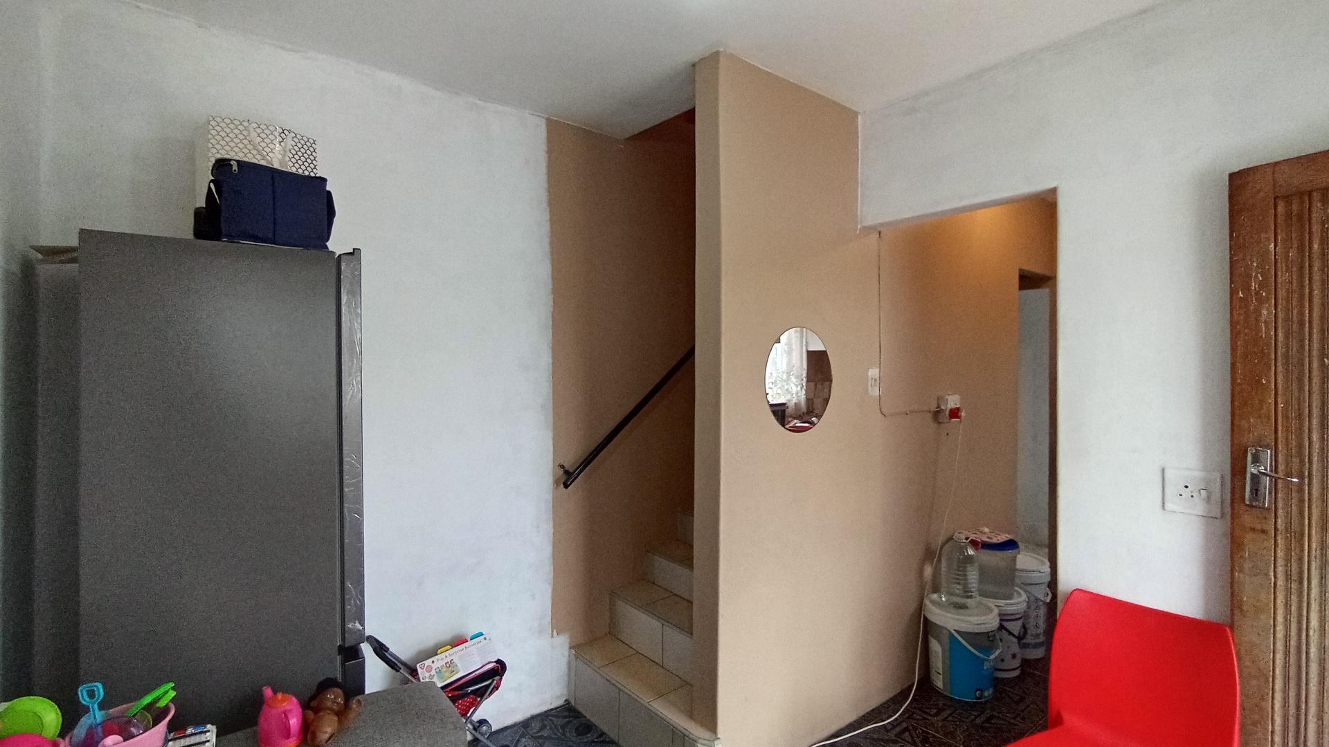 Lounges - 14 square meters of property in Crossmoor