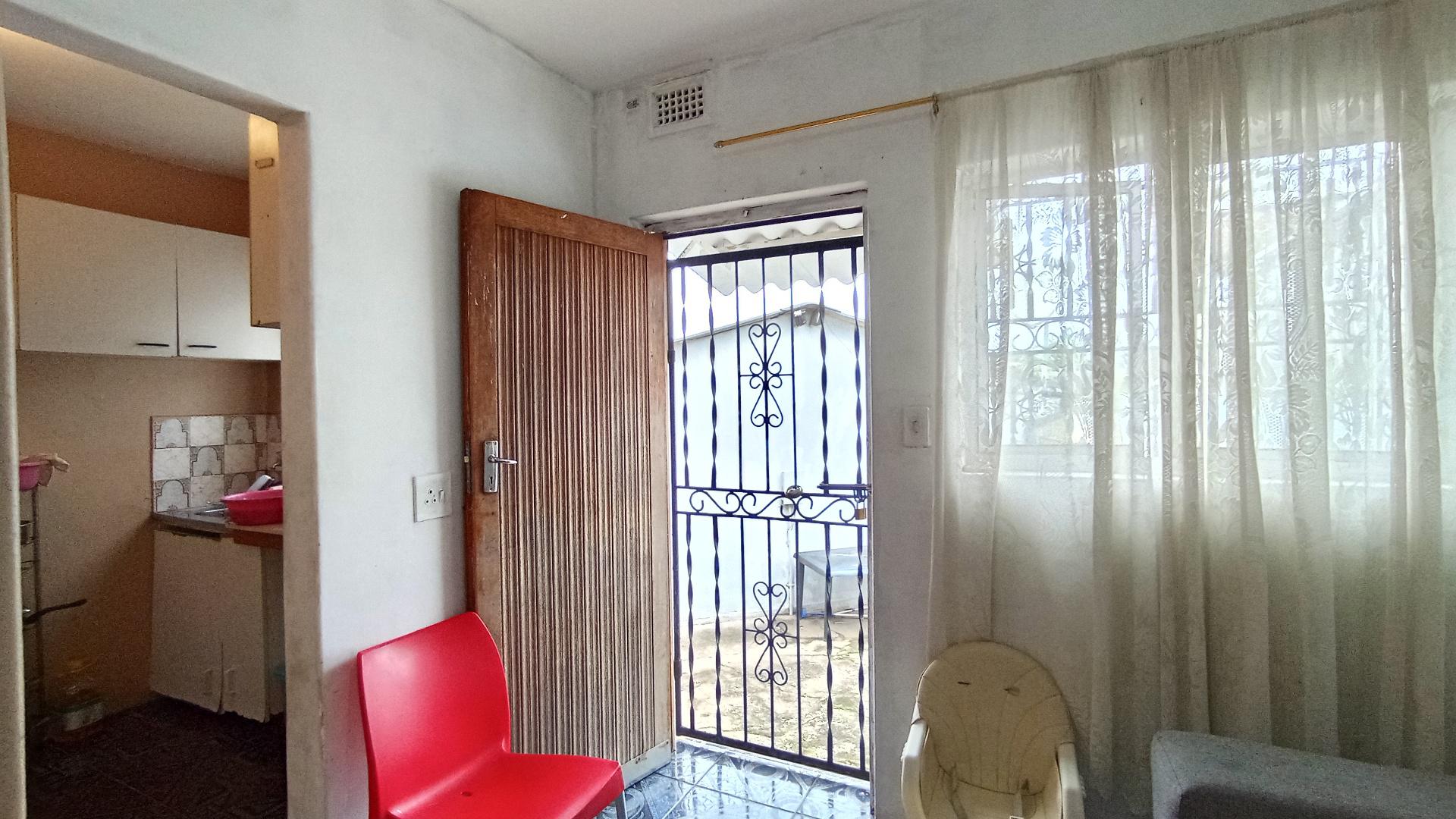 Lounges - 14 square meters of property in Crossmoor