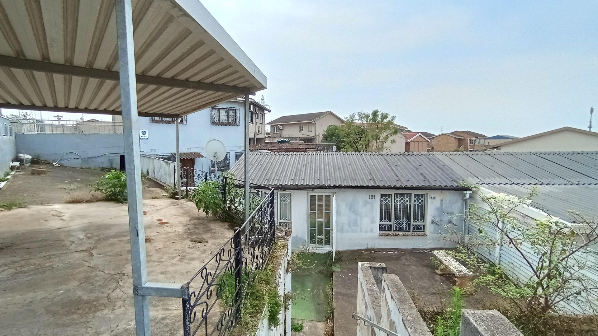 Front View of property in Crossmoor