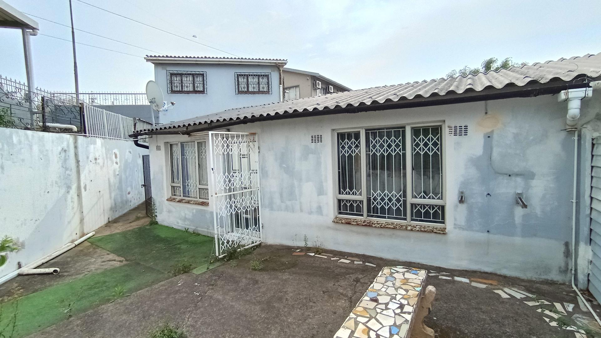 Front View of property in Crossmoor