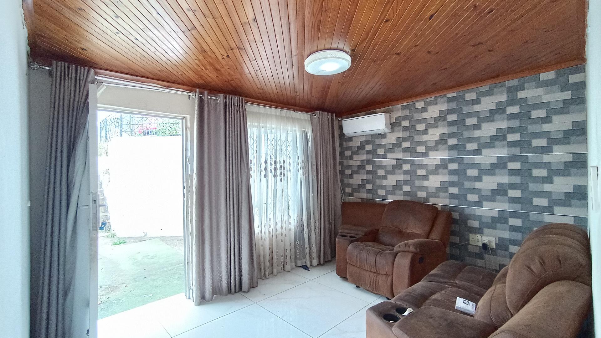 Lounges - 14 square meters of property in Crossmoor