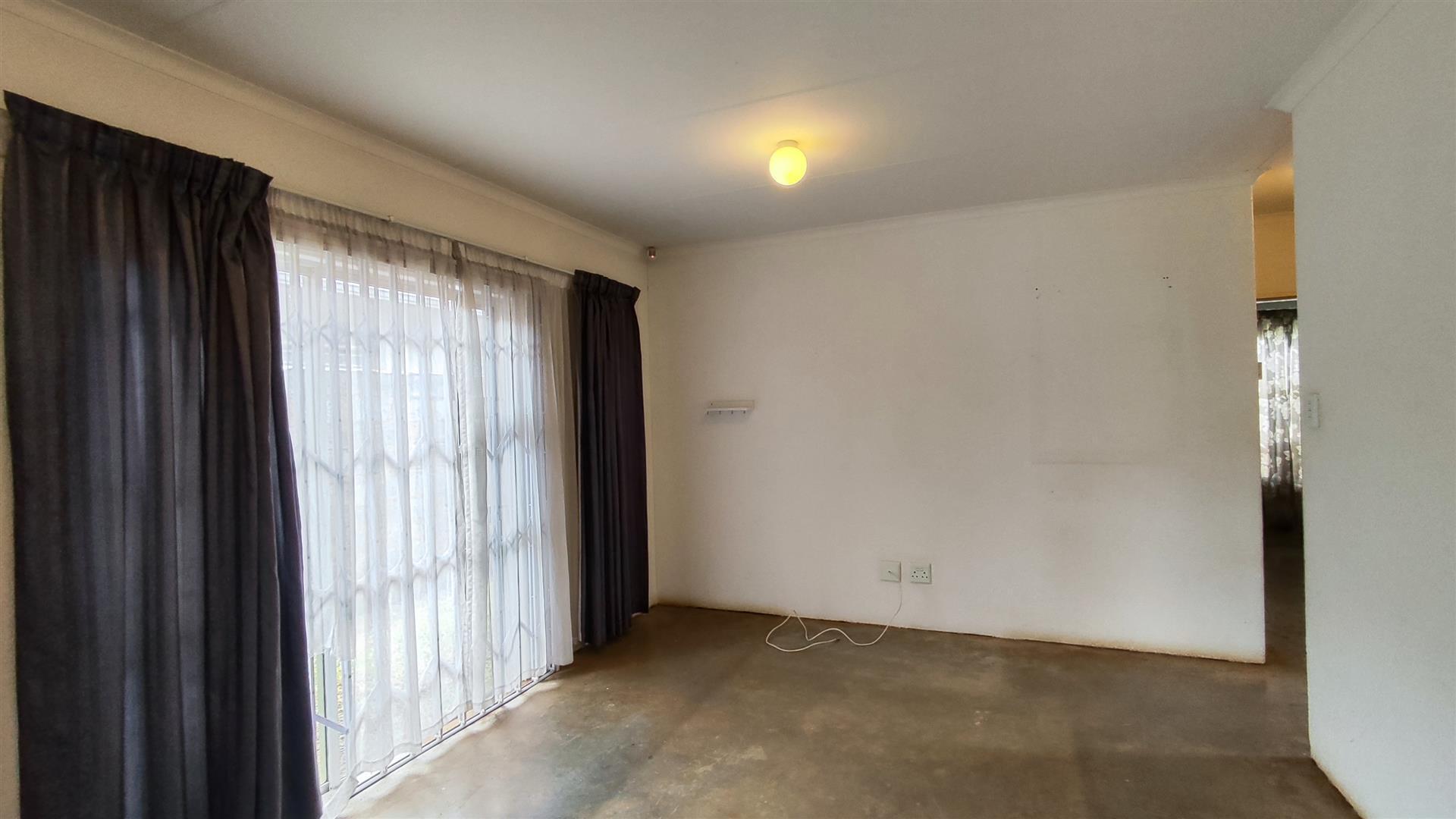 Lounges - 12 square meters of property in Salfin