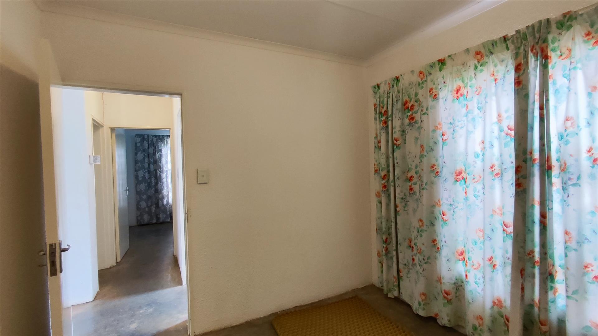 Bed Room 1 - 10 square meters of property in Salfin