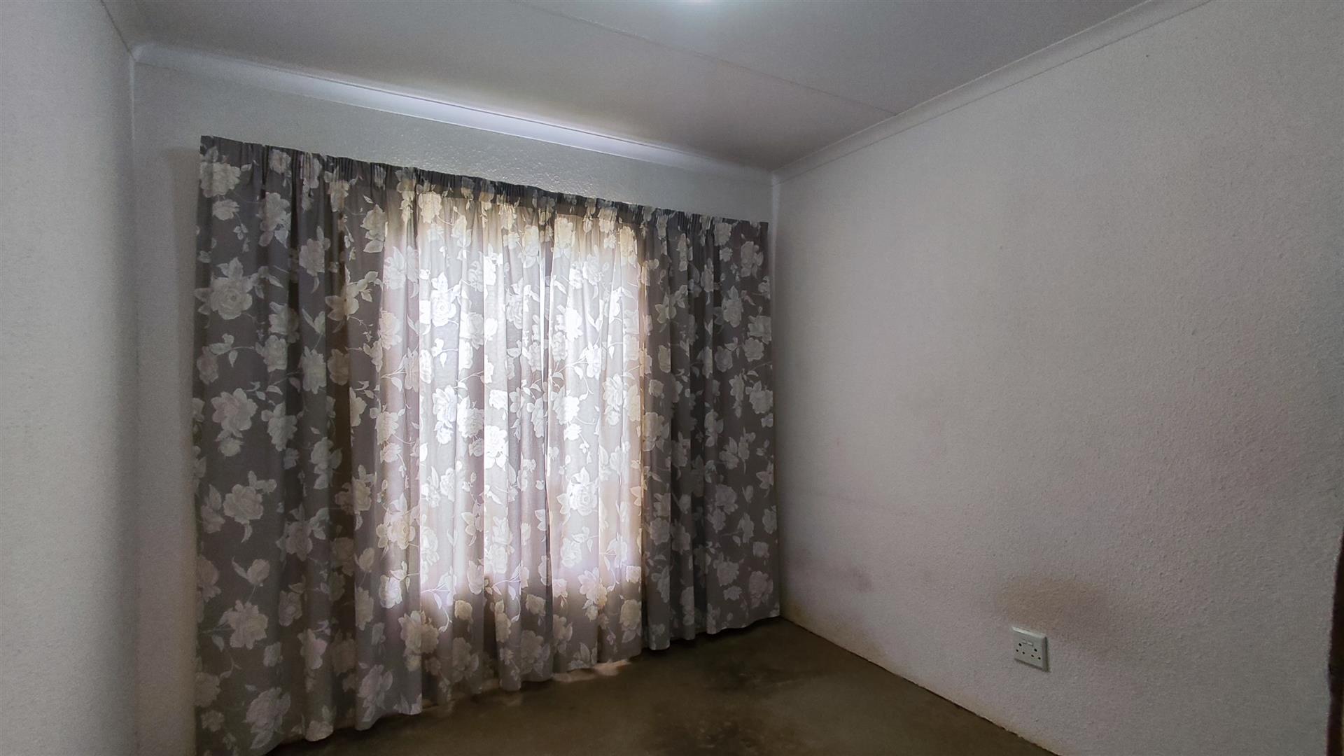 Main Bedroom - 11 square meters of property in Salfin