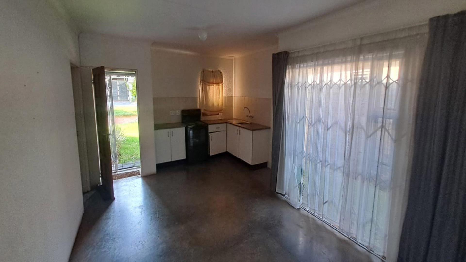 Lounges - 12 square meters of property in Salfin