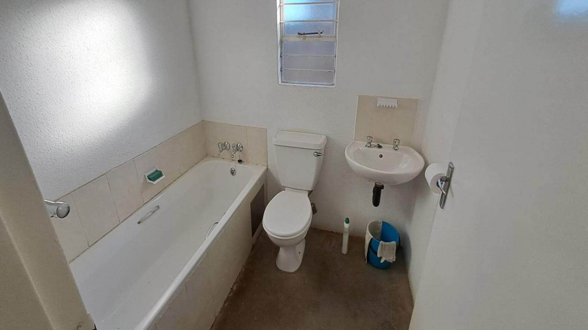 Main Bathroom - 4 square meters of property in Salfin