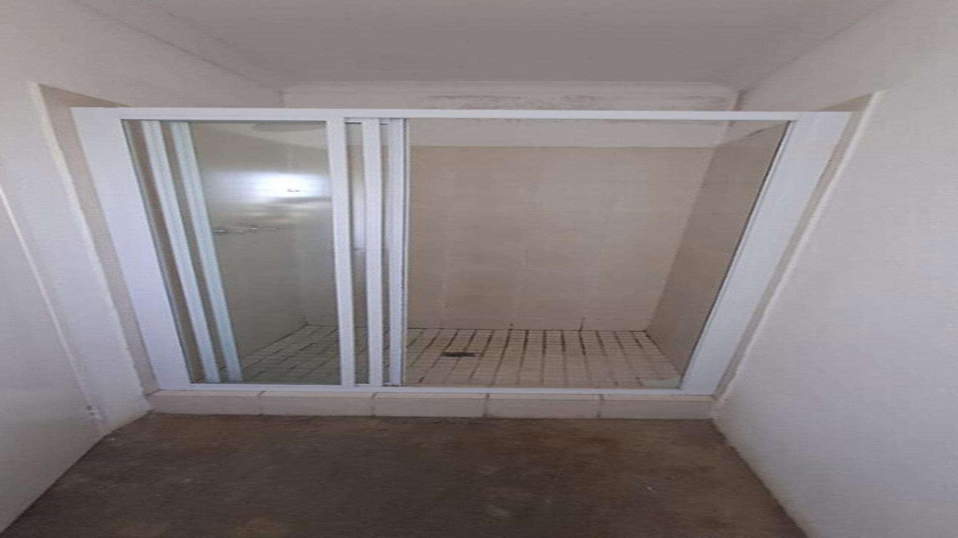 Bathroom 1 - 4 square meters of property in Salfin