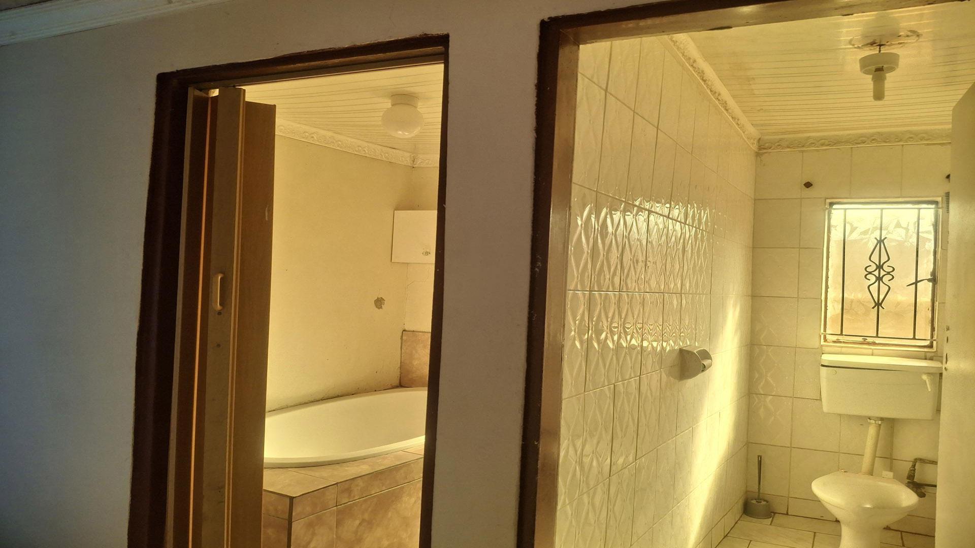 Bathroom 2 - 4 square meters of property in Thulani
