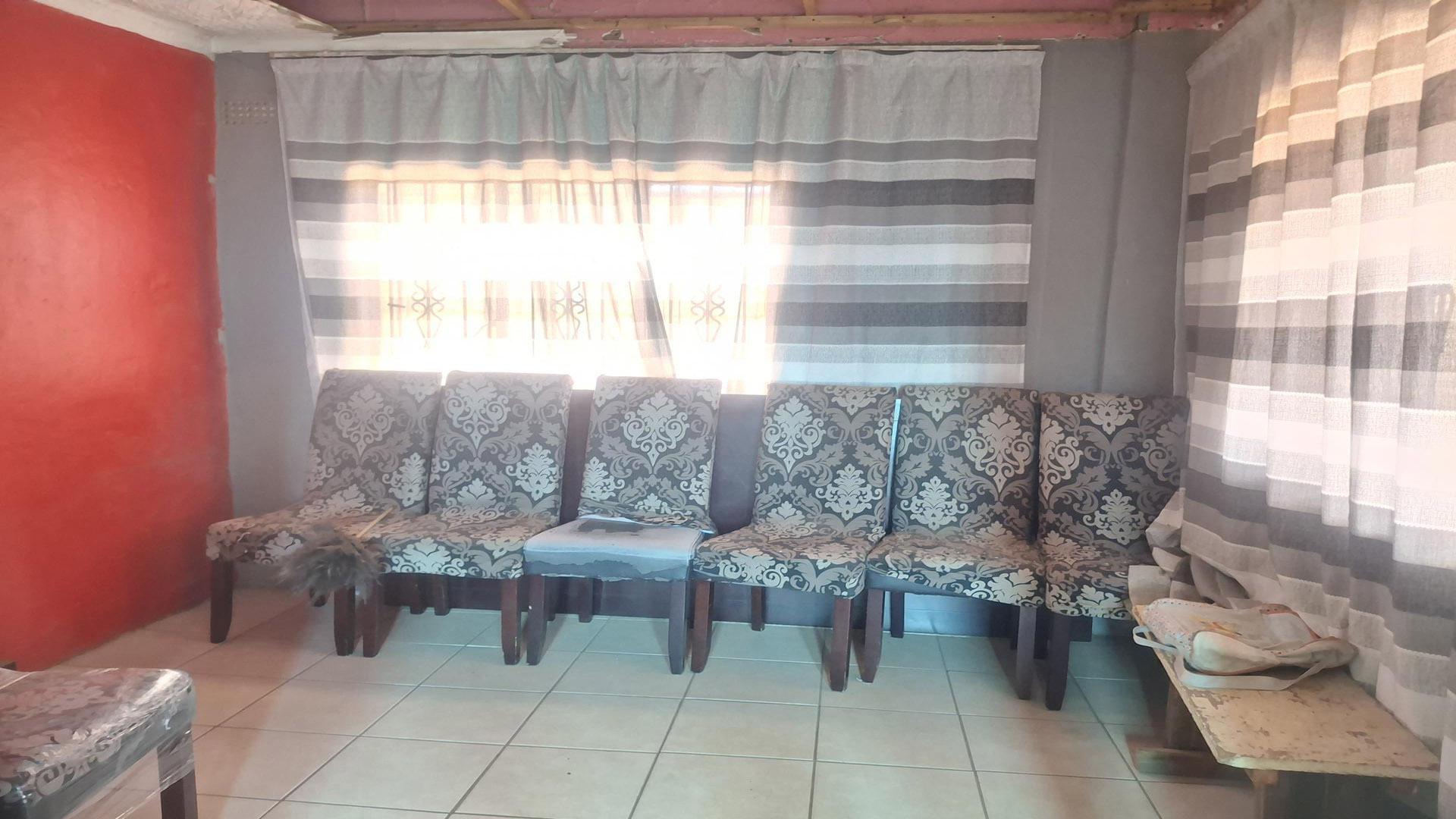 Dining Room - 8 square meters of property in Thulani