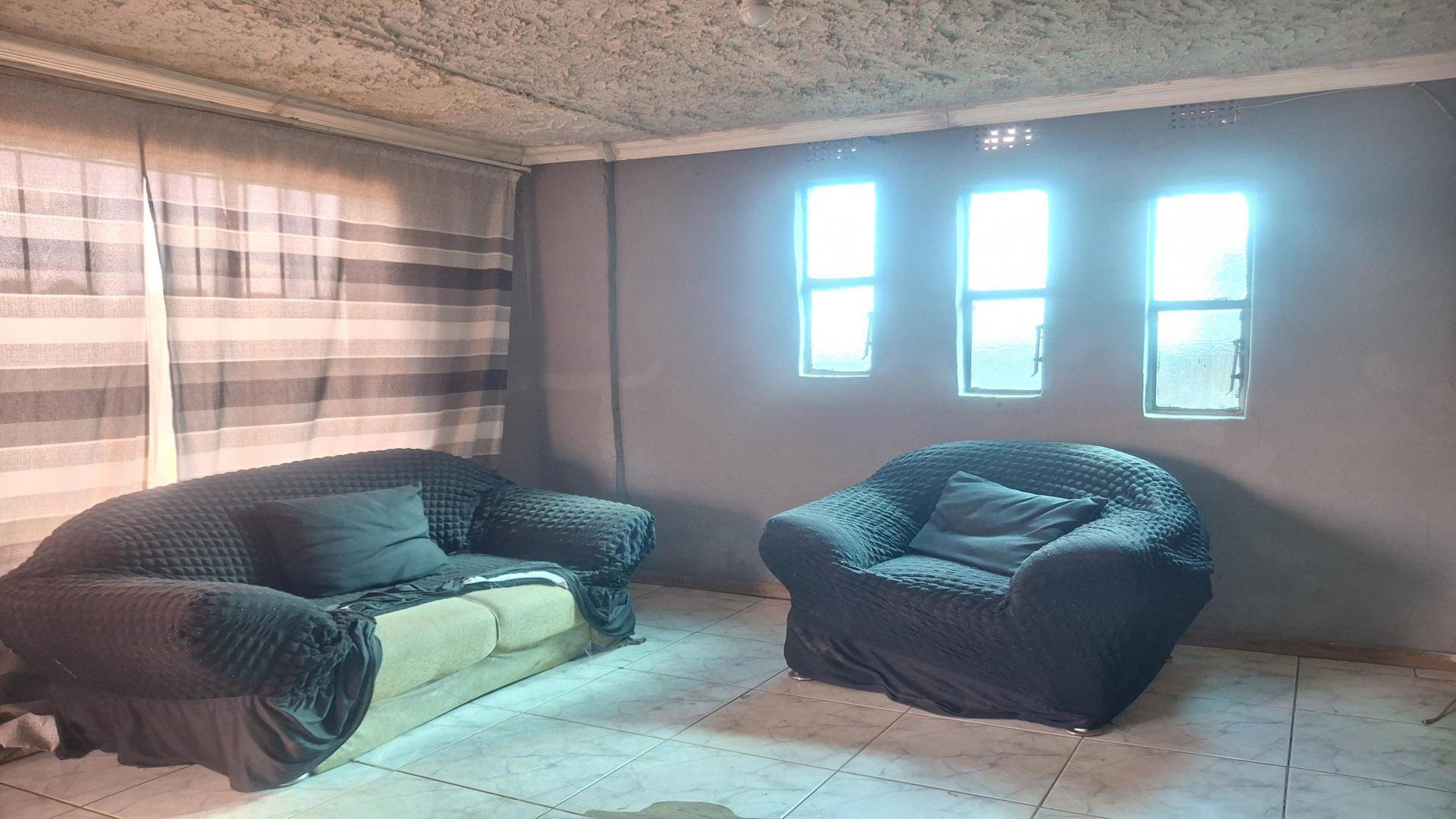 Lounges - 12 square meters of property in Thulani