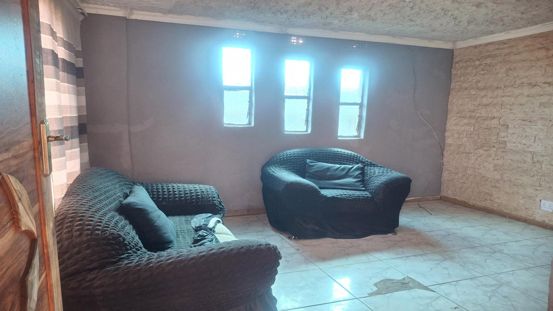 Lounges - 12 square meters of property in Thulani