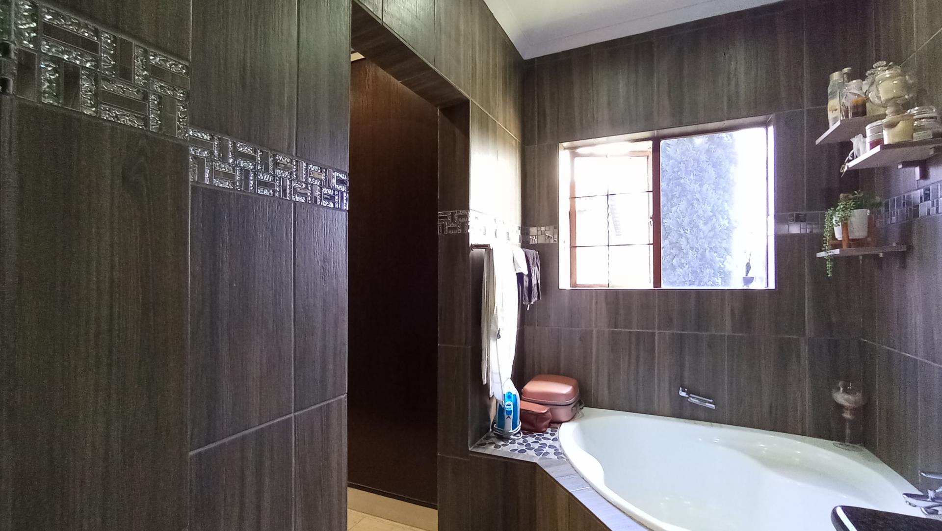 Main Bathroom - 7 square meters of property in Country View