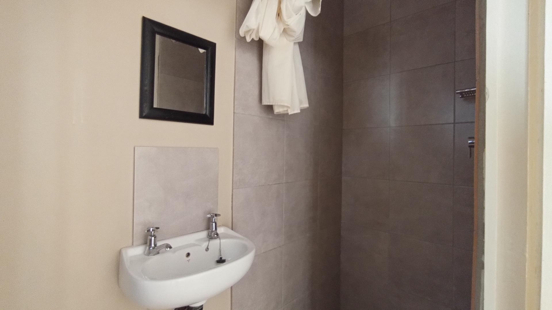 Bathroom 3+ - 3 square meters of property in Glen Hills