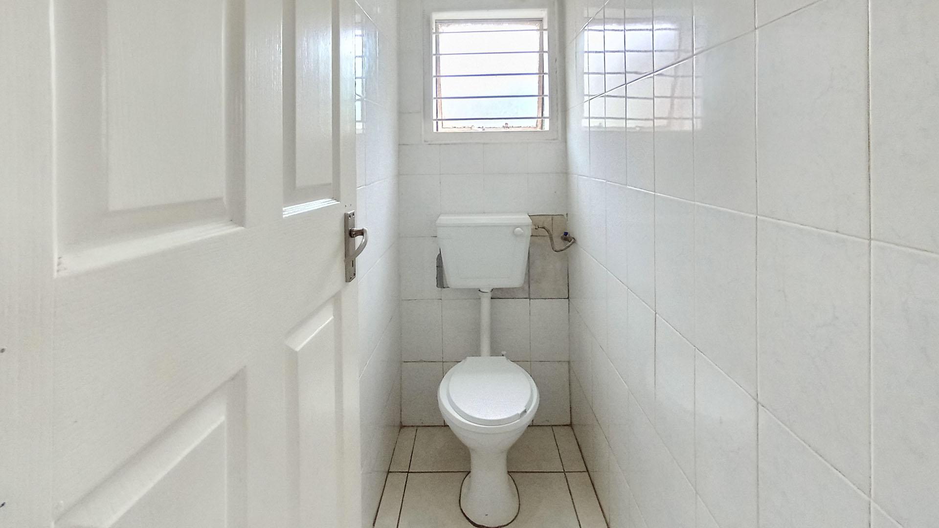 Bathroom 1 - 4 square meters of property in Flamingo Heights