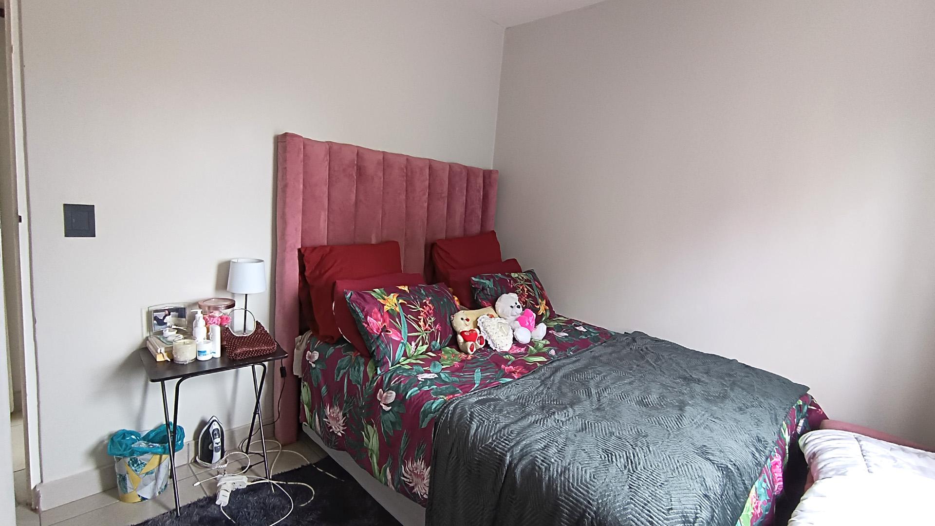 Bed Room 1 - 11 square meters of property in Scottsdene