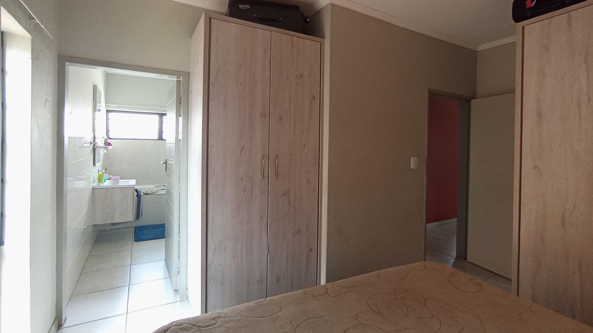 Main Bedroom - 14 square meters of property in Amberfield