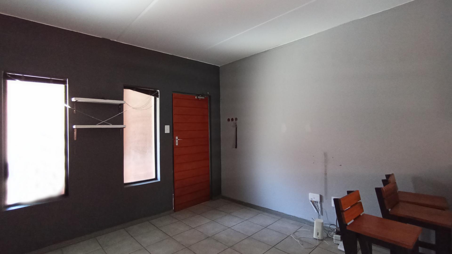 Lounges - 14 square meters of property in Witpoortjie