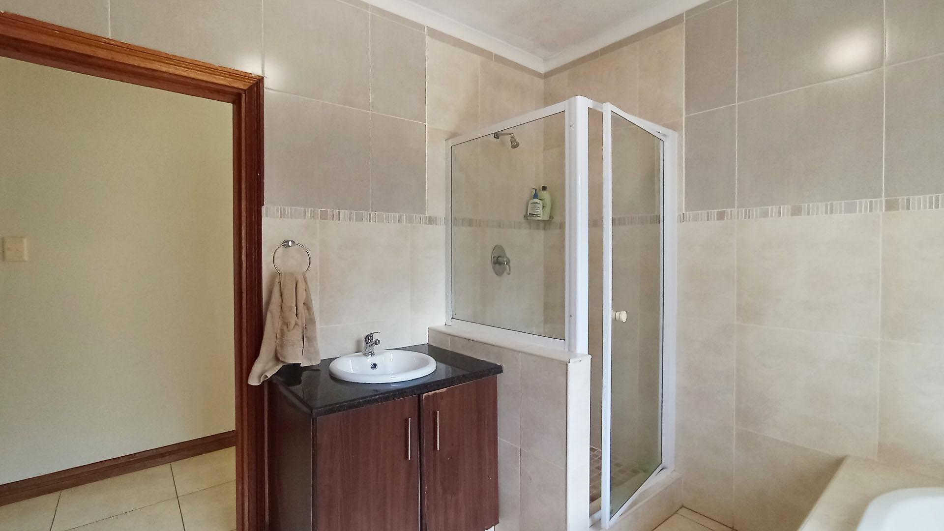Bathroom 2 - 11 square meters of property in Hillcrest - KZN