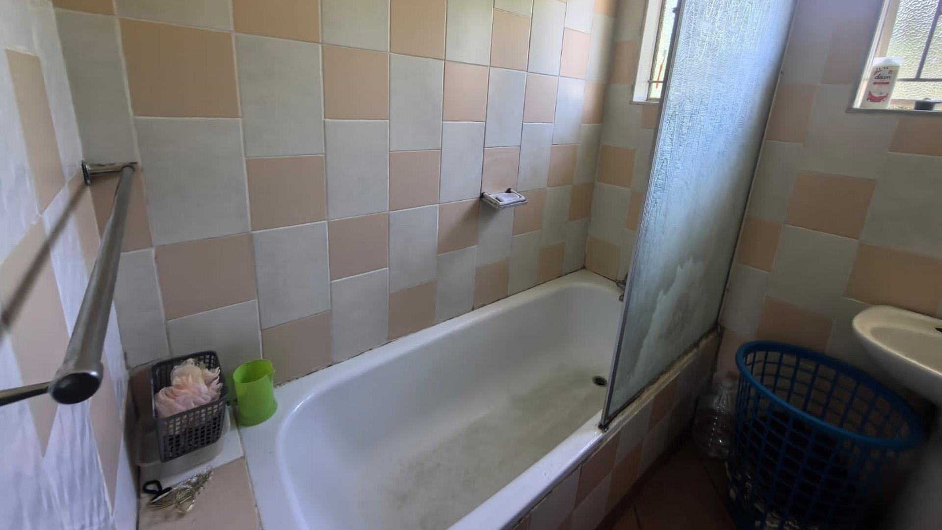 Bathroom 1 of property in Newcastle