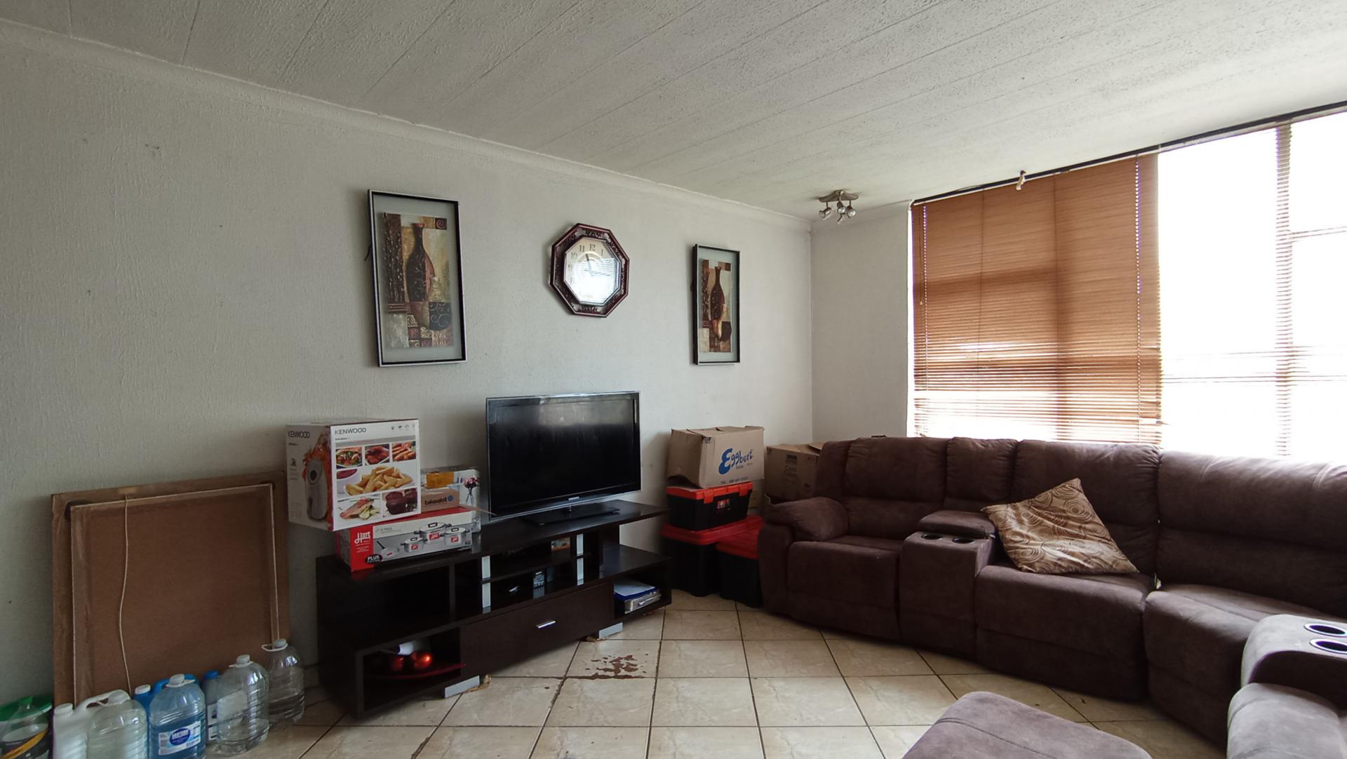 Lounges - 24 square meters of property in Horison View